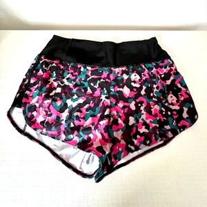 Athleta Run With It 3.5" Shorts in Black, pink, turquoise camo print - Size Smal